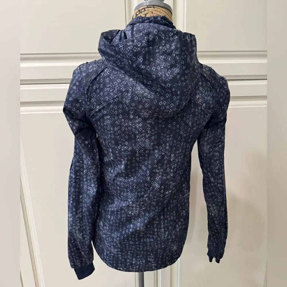Lululemon jacket - Picture 2 of 8